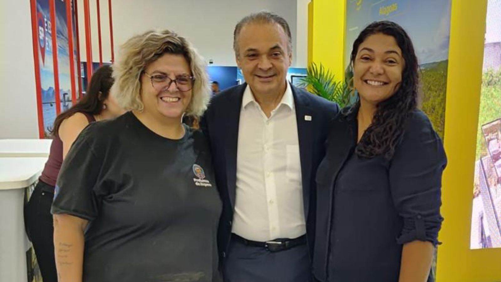 Autoridades de Itupeva em feira de turismo.