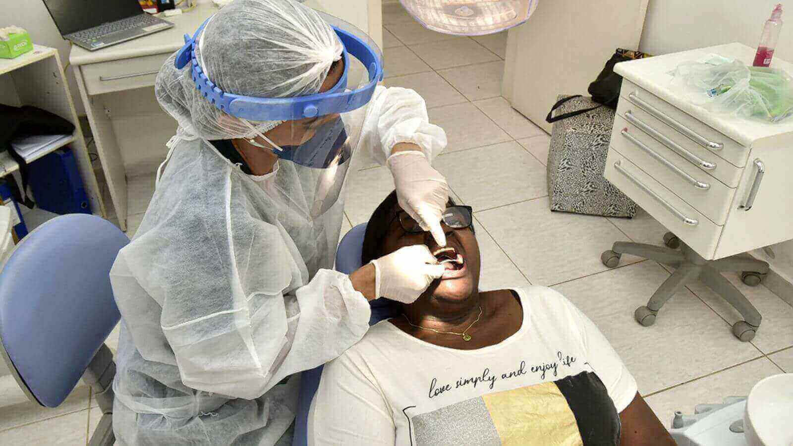Dentista atendendo em Jundiaí