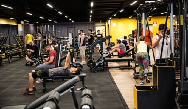 Academia fecha e esquece aluno dentro de vestiário em SP