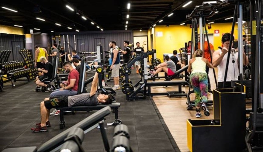 Academia fecha e esquece aluno dentro de vestiário em SP