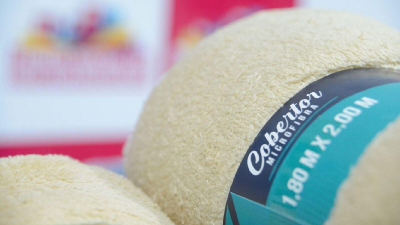 Ação solidária de colégio doa 75 mantas novas para a Campanha de Inverno de Jundiaí