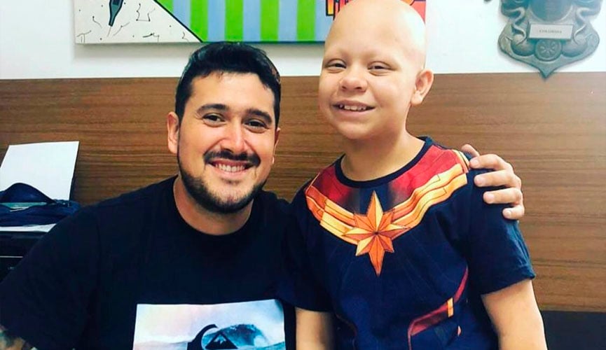 tatuador remo ao lado da menina larrisa moraes de medeiros sorrindo em foto