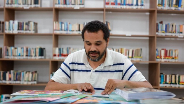 Homem lendo em braille