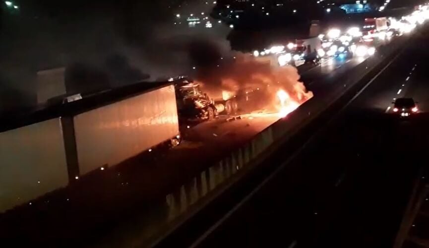 Acidente com carros e caminhões deixa duas pessoas mortas na Rodovia Anhanguera