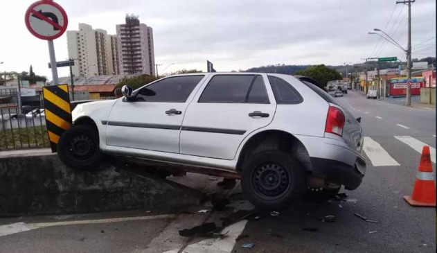 Acidente em Jundiaí - carro fica pendurado sobre o rio