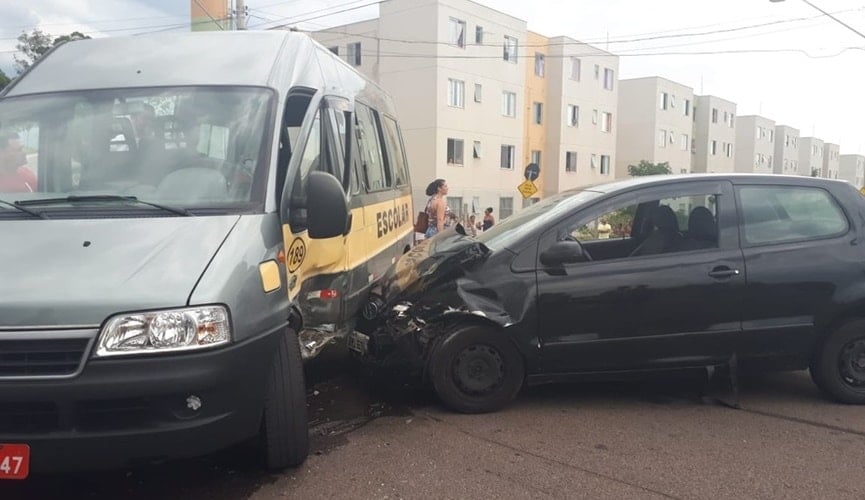 Acidente entre carro e van escolar deixa duas crianças feridas em Jundiaí