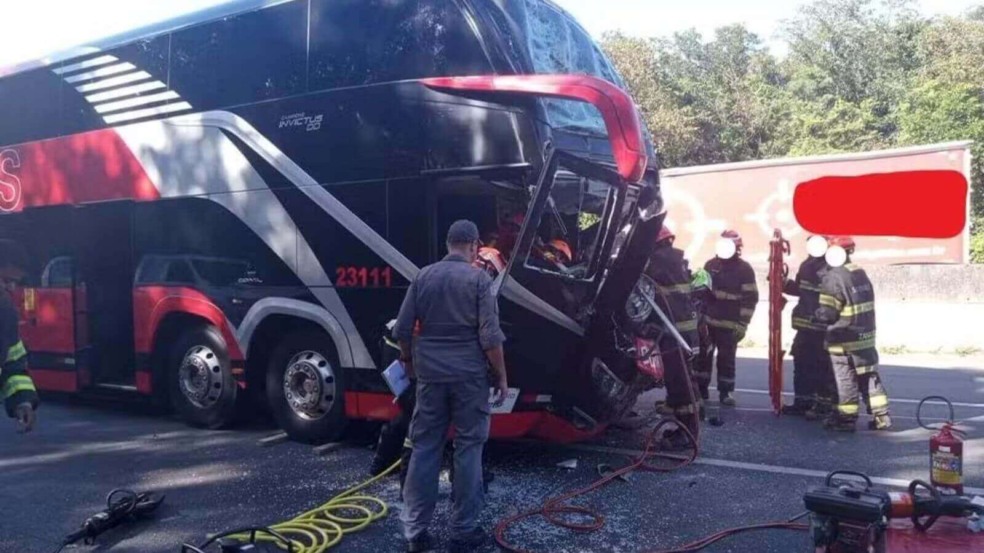 Acidente entre ônibus e caminhão deixa um ferido na Rodovia Anhanguera em Jundiaí Acidente entre ônibus e caminhão deixa um ferido na Rodovia Anhanguera em Jundiaí