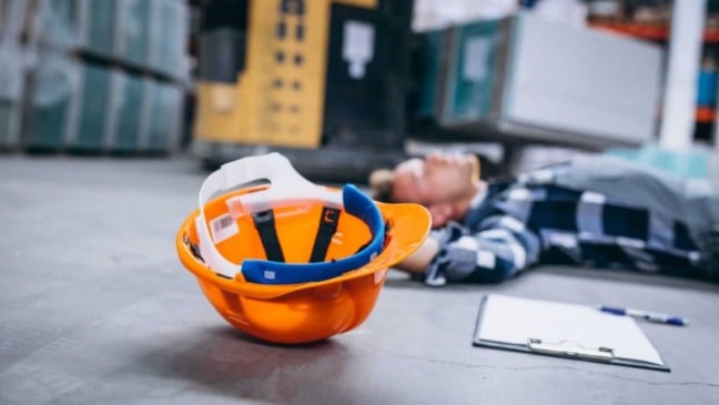 Homem caído em ambiente de trabalho