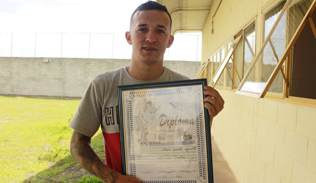 ex-interno da fundação casa segura diploma de cabeleireiro emoldurado