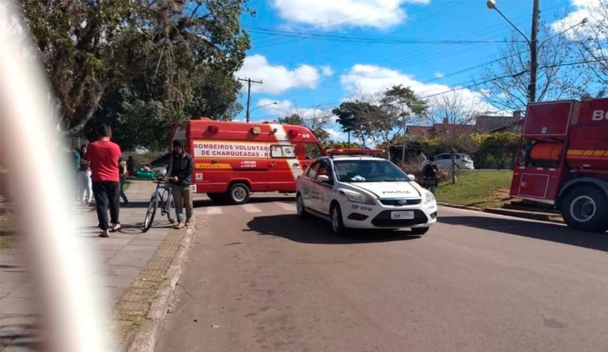 Adolescente ataca alunos e professores com machadinha