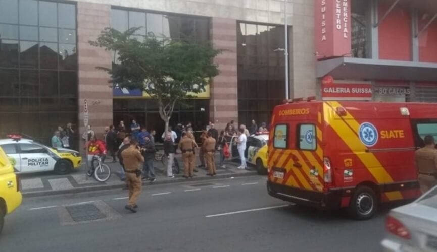 Assaltante tenta fugir, sofre acidente e cai de cabeça em cima da própria faca