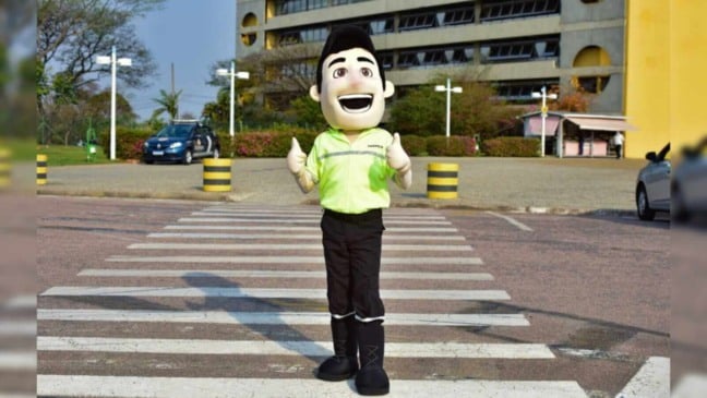 Mascote do Trânsito de Jundiaí em frente à Paço Municipal