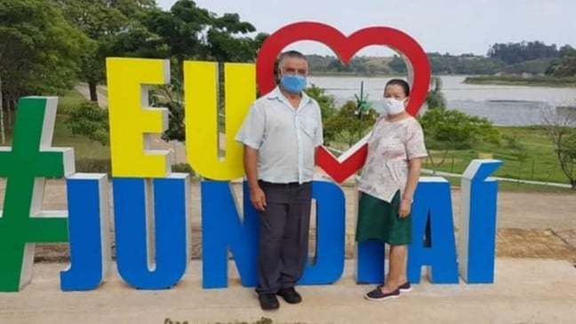 Homem e mulher em letreiro "Eu Amo Jundiai!"