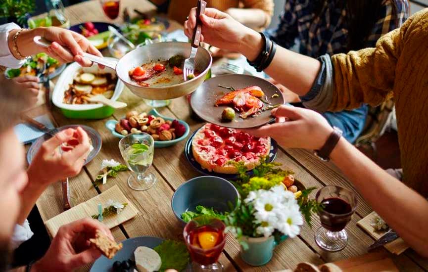 Almoço em família de domingo fortalece laços familiares, diz psicóloga Almoço em família de domingo fortalece laços familiares, diz psicóloga