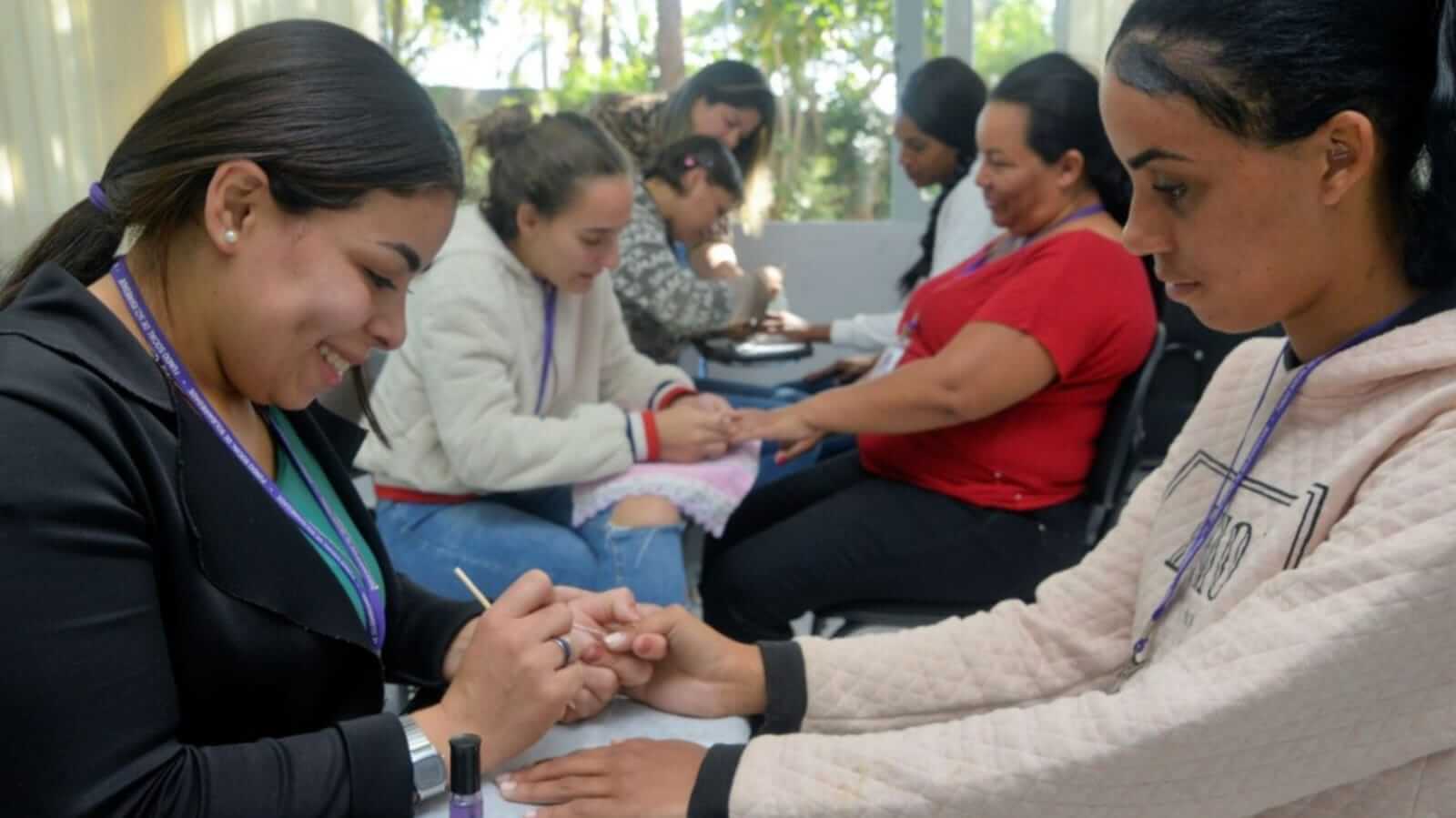 Alunas formadas no curso de manicure do FUNSS