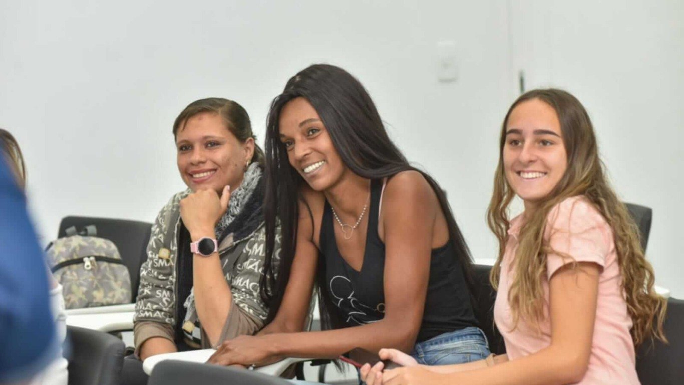 Alunas formadas no curso de manicure do FUNSS