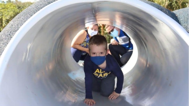 Rafael aproveita a tarde no Mundo das Crianças com os pais, Camila e Danilo