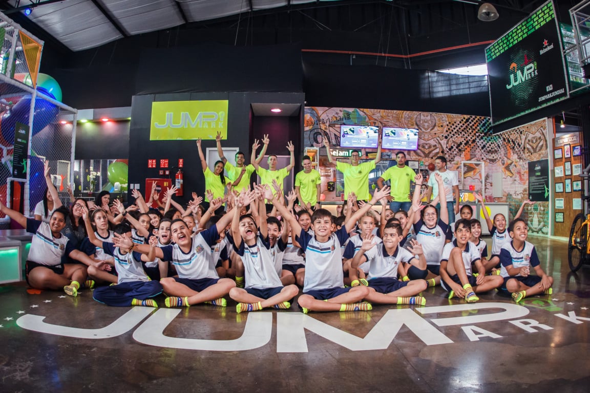 crianças com a mão para cima comemorando