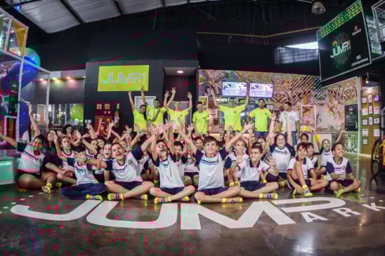 crianças com a mão para cima comemorando