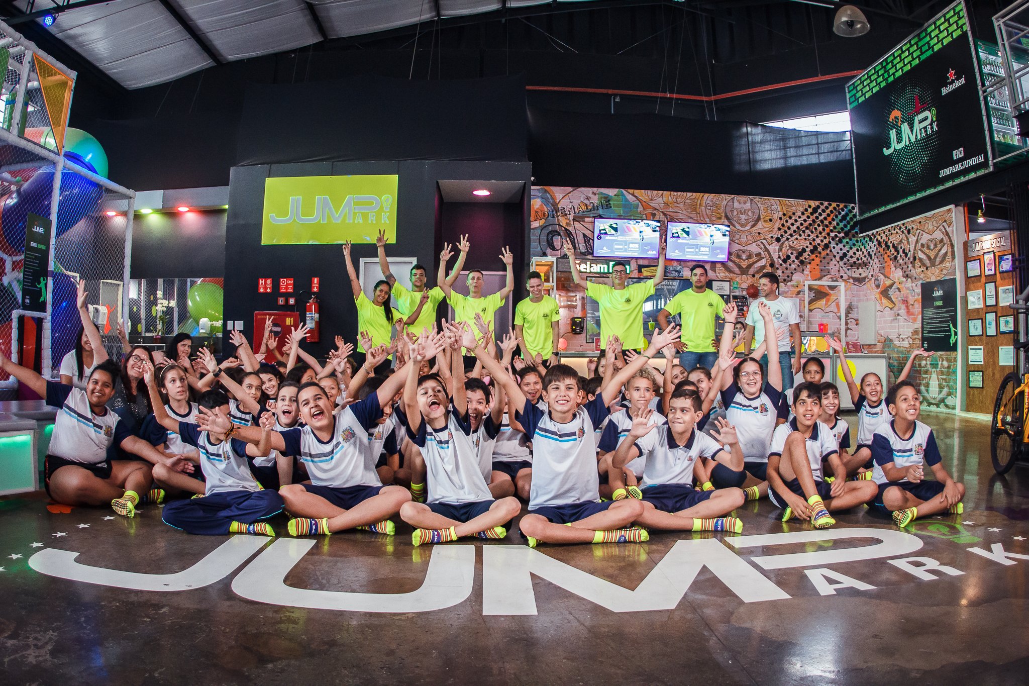 crianças com a mão para cima comemorando