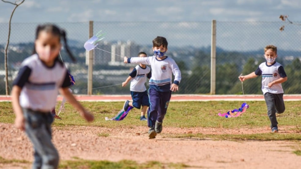 Alunos de Jundiaí brincando ao ar livre.