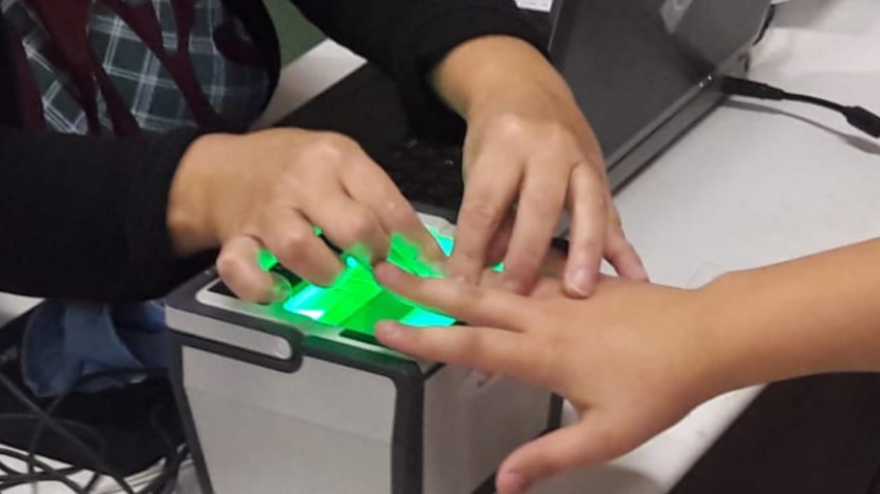 Alunos tiram RG em escola de Jundiaí