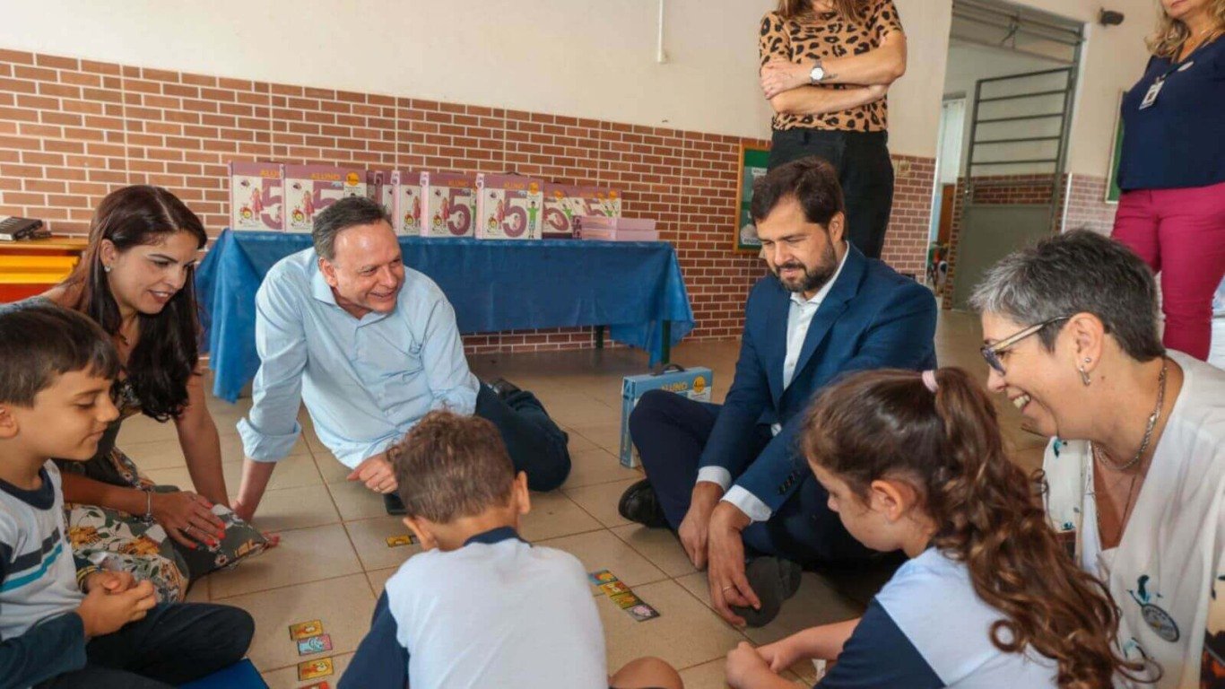 Alunos de Jundiaí recebem kits de jogos do programa MenteInovadora