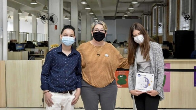 Luan (à esquerda) e Lara (à direita) estiveram na UGE com a gestora Vastí (ao centro)