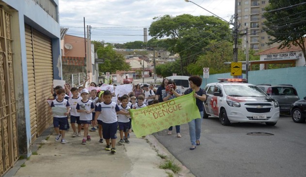 Alunos fazem ‘passeata’ sobre prevenção contra a dengue em Jundiaí