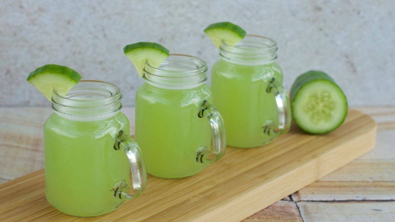 Copos com suco de pepino