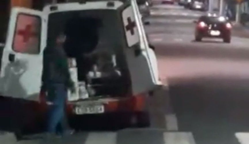 Ambulância de Santa Casa é flagrada carregando fardos de cerveja