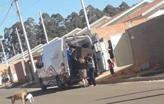 Ambulância é flagrada fazendo mudança em cidade do interior de SP