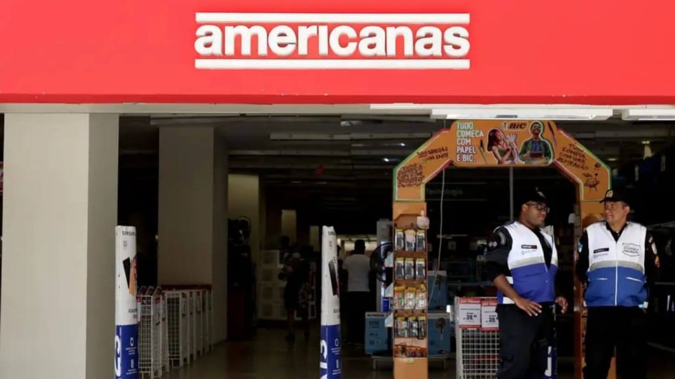 Loja Americanas com dois seguranças na porta