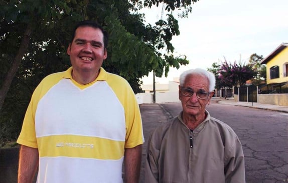 Thiago e seu Santo Lance caminham todos os dias e fizeram uma grande amizade'