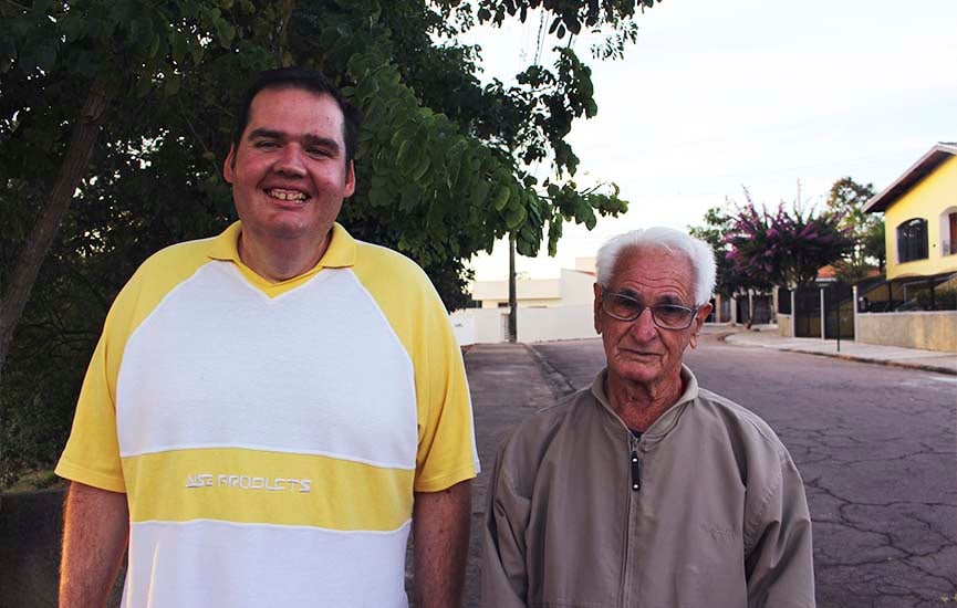 Thiago e seu Santo Lance caminham todos os dias e fizeram uma grande amizade'