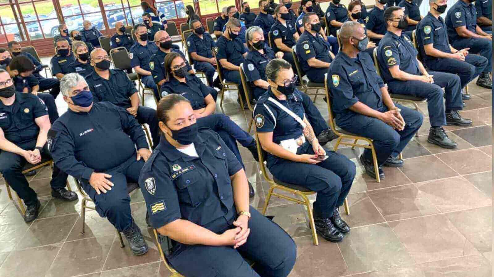 Guardas Municipais sentados em aula