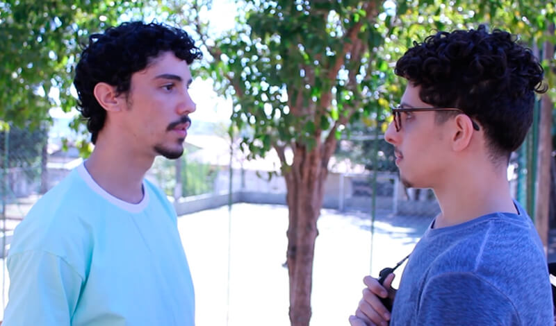 Cena da websérie entre dois jovens