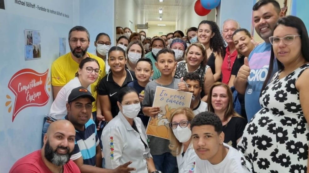 Aos 11 anos, Lucas vence a leucemia e toca o sino da vitória no Grendacc Aos 11 anos, Lucas vence a leucemia e toca o sino da vitória no Grendacc