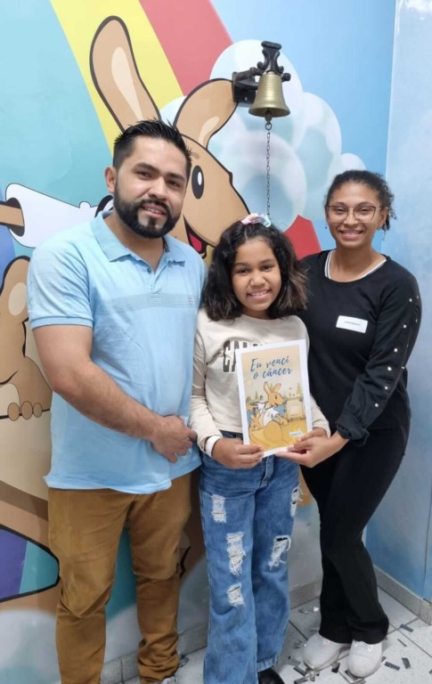 Giovanna vence Linfoma de Burkitt e toca o sino da vitória no Grendacc