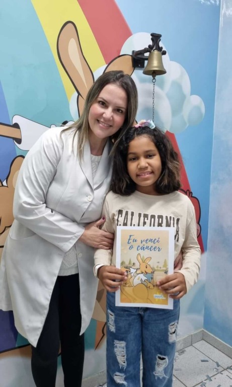 Giovanna vence Linfoma de Burkitt e toca o sino da vitória no Grendacc