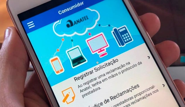 mão segurando celular com o aplicativo da anatel aberto