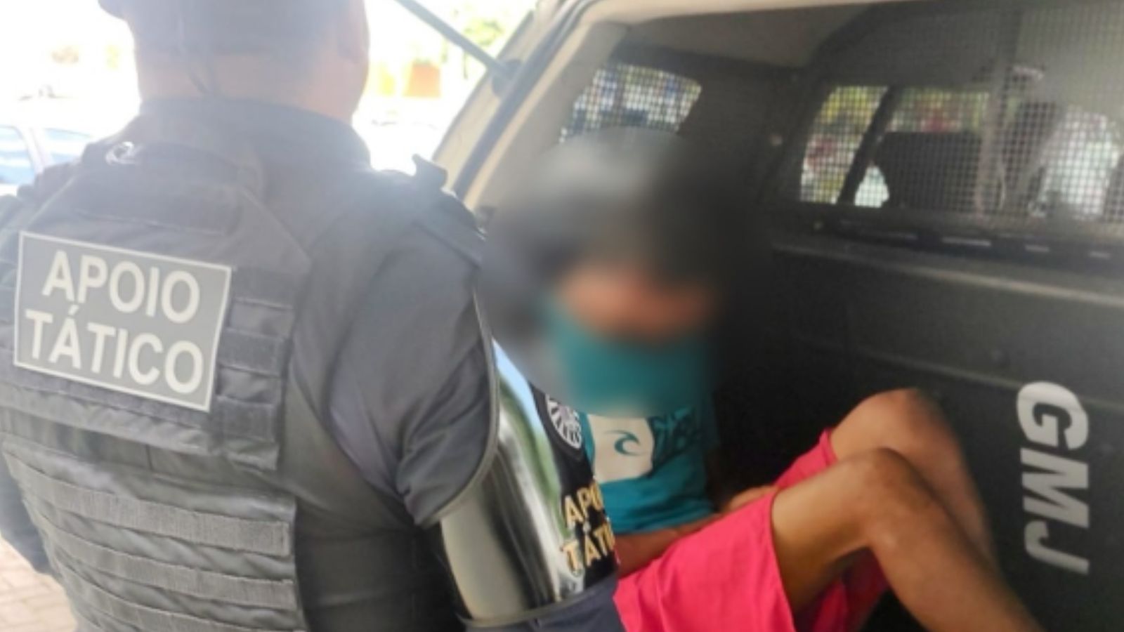 Homem sendo preso pelo Apoio Tático