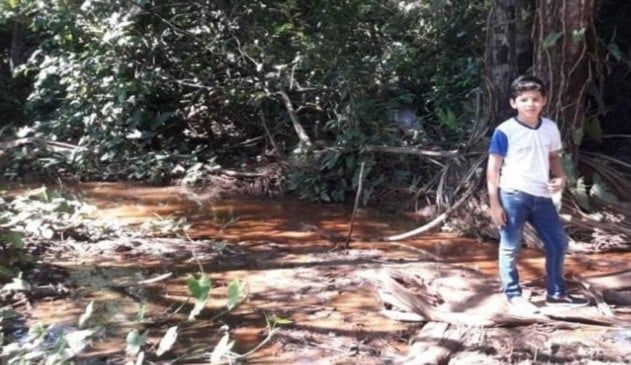 Após incêndio de área ambiental, garoto de 13 anos decide recuperar córrego