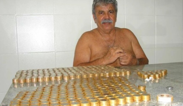 Após parar de fumar, homem guarda dinheiro do cigarro para viajar