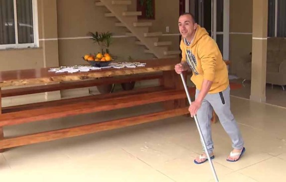 Homem vira diaristo após perder emprego e faz sucesso