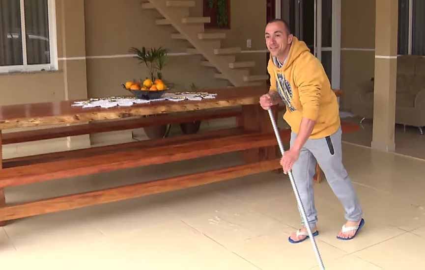 Homem vira diaristo após perder emprego e faz sucesso