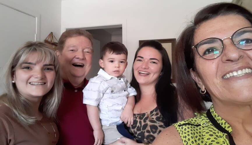 Após receber rim da esposa, engenheiro comemora o Dia dos Pais em família