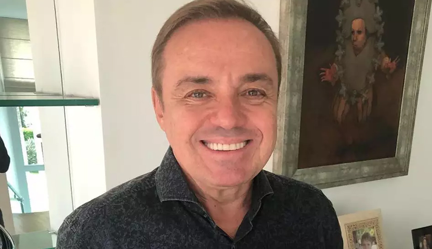 O apresentador Gugu Liberado em foto sorrindo