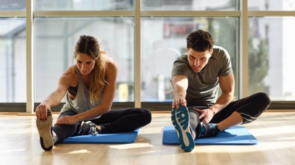 Pessoas fazendo alongamento