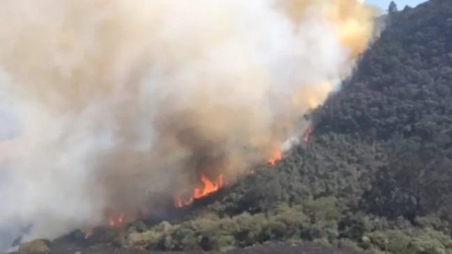 Área destruída por incêndio em vegetação na Serra do Japi, região de Cabreúva